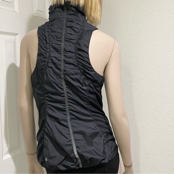 LULULEMON Black Lightweight Pleated Reflective Vest Size 4 - Picture 3 of 16